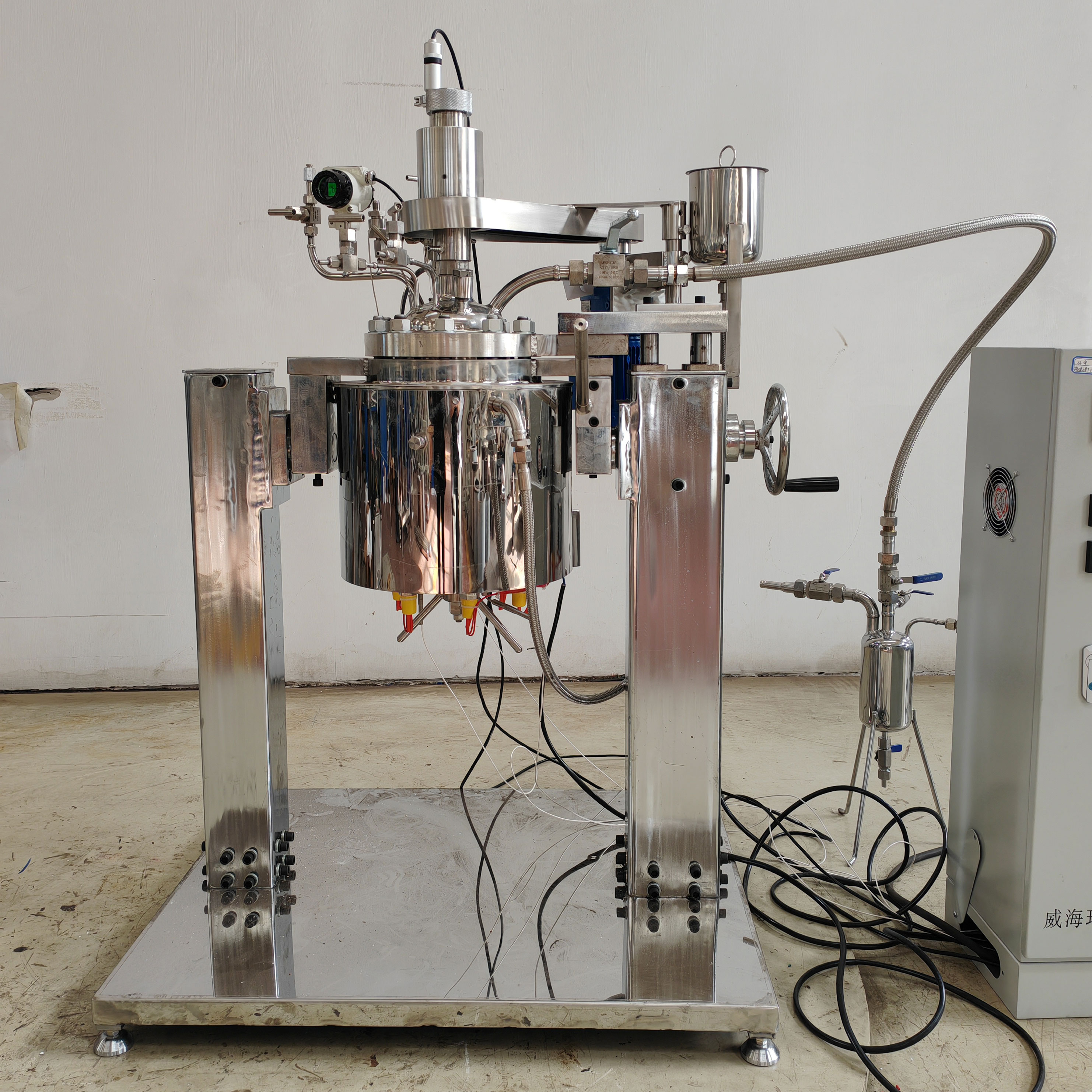威海环宇5L尼龙聚合专用减压蒸馏反应釜交付福建，助力材料研发