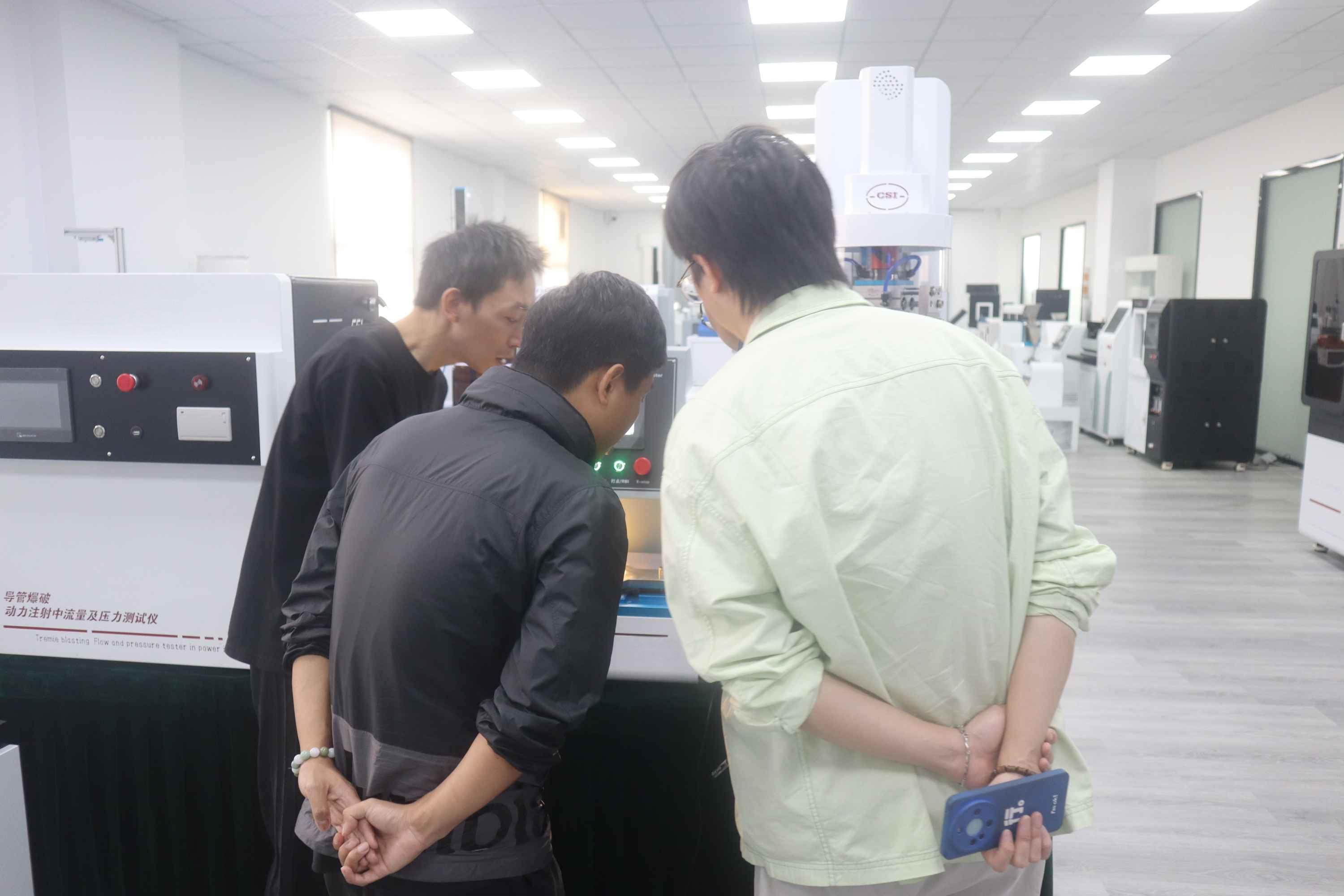/ueditor/image/2024/09/26/125117b79ecae3f5696378d72b0daf50.jpg 上海誠衛耐靜水壓測試儀與江蘇XX器械有限公司參觀并進行合作技術交流