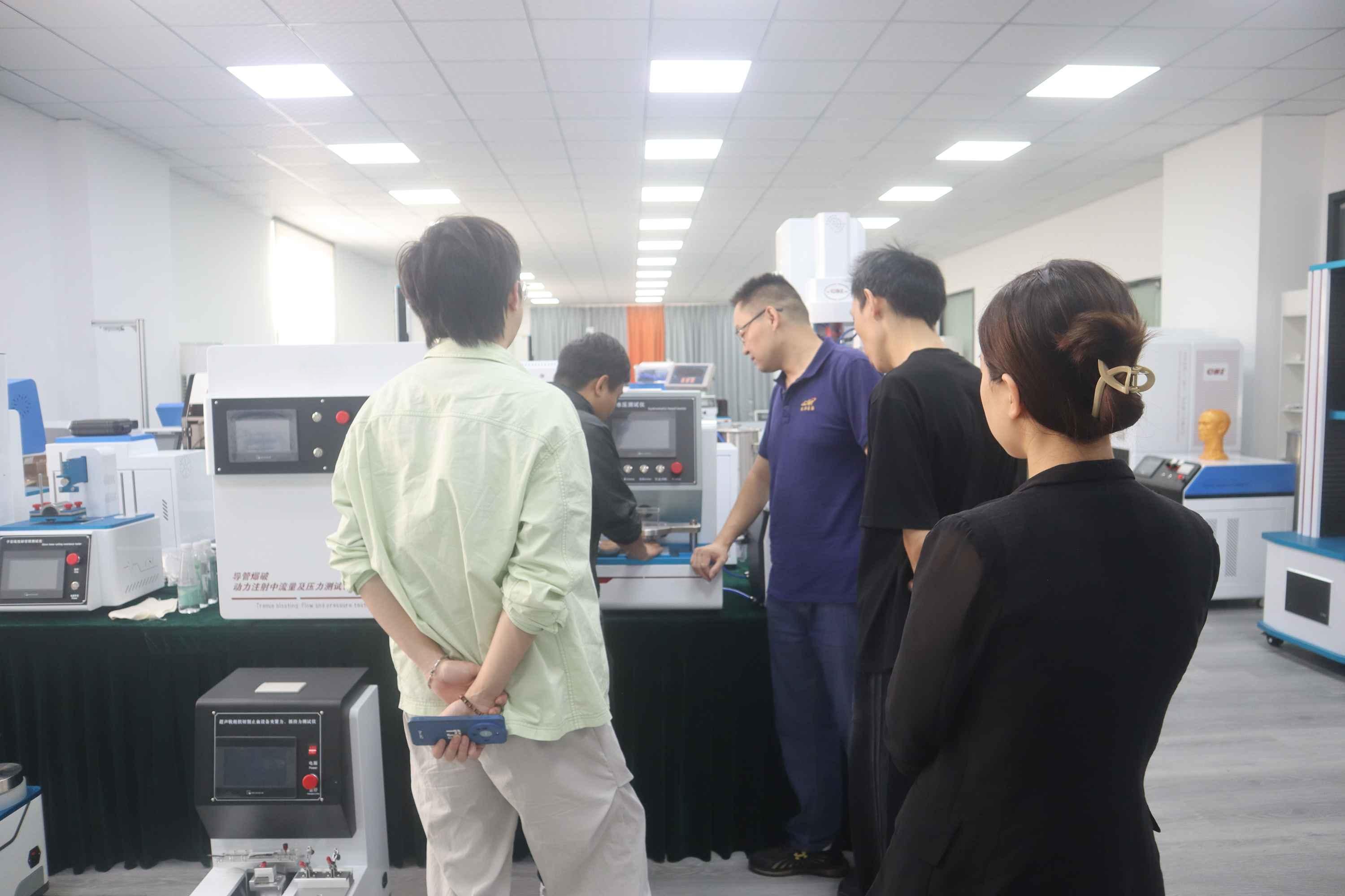 /ueditor/image/2024/09/26/c6fbe443b1567fedf6e0db2d85d1413a.jpg 上海誠衛耐靜水壓測試儀與江蘇XX器械有限公司參觀并進行合作技術交流