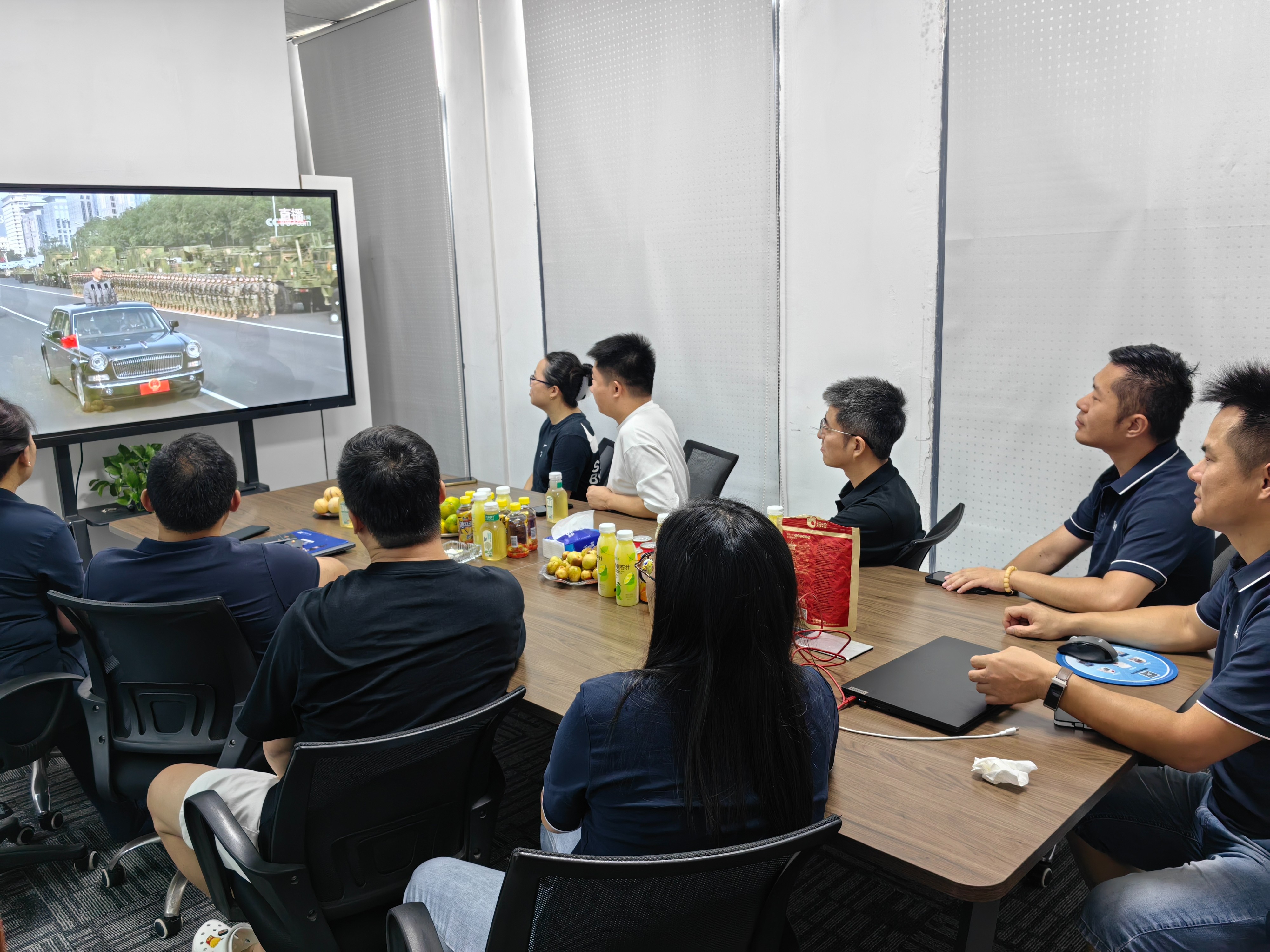 向“阅兵精神”看齐：新诺仪器全员观看抗战80周年大阅兵，凝聚民族自豪感！